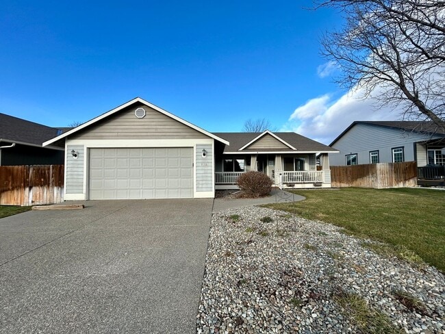 Building Photo - Charming Home Near John Wayne Trail