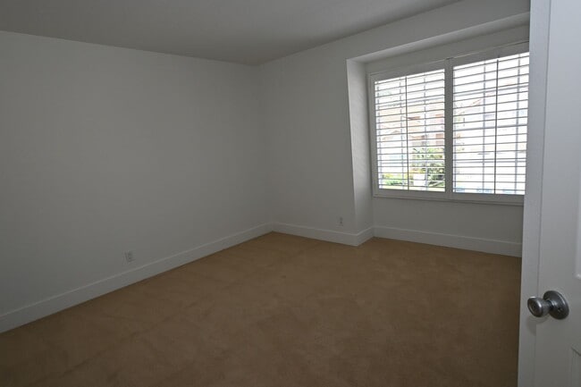 Building Photo - Immaculate 2 story 3 bedroom 2.5 bath house in Laguna Niguel