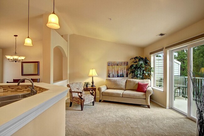 Building Photo - 2Bd/1.75Ba Bothell Condo