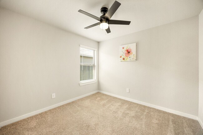 Building Photo - 723 Larkspur Shadow Dr