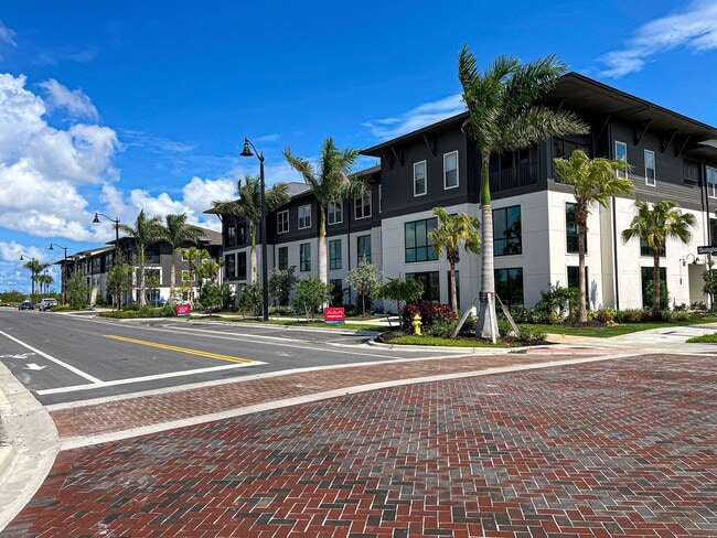 Building Photo - 3BD/2BA/3 Car Garage in Stoneybrook