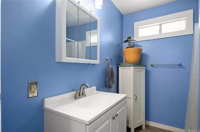 Building Photo - Charming 3-Bedroom Downtown Home with Back...
