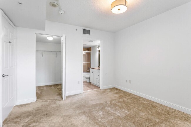 Building Photo - 610 Clematis St