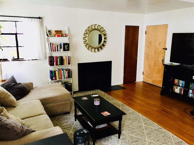 Main Living room looking at front door - 1614 Ferndale Pl