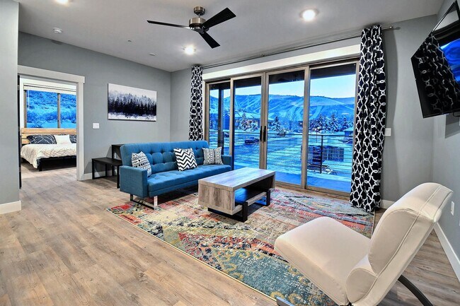 Building Photo - Gorgeous Top Floor Condo in Prospector!!