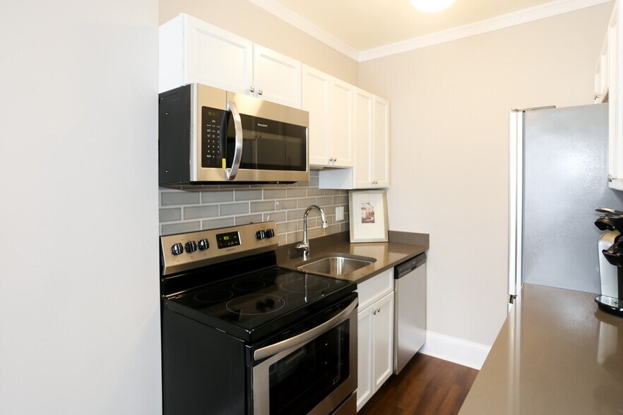 Building Photo - 817 W Lakeside Pl