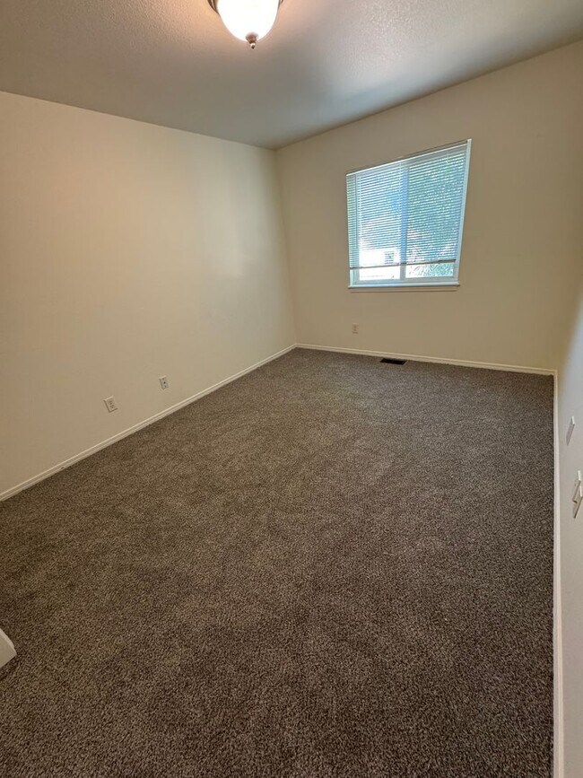 Building Photo - Beautiful 4 bedroom house avail 6/12