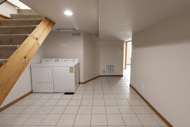 Building Photo - 5 Bed 2 Bath House