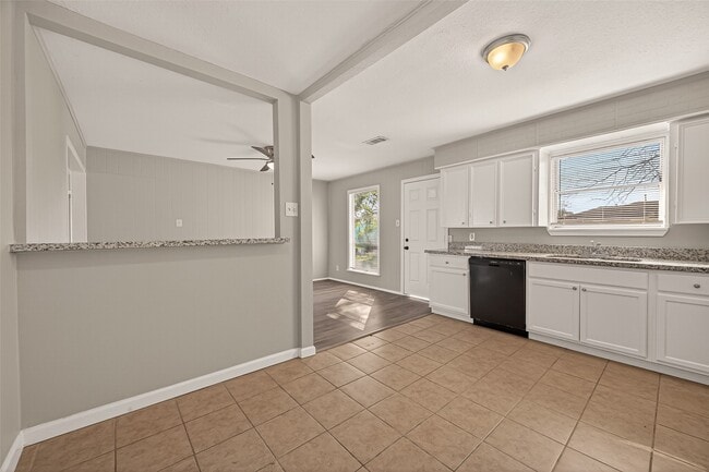 Building Photo - 3102 Hays St