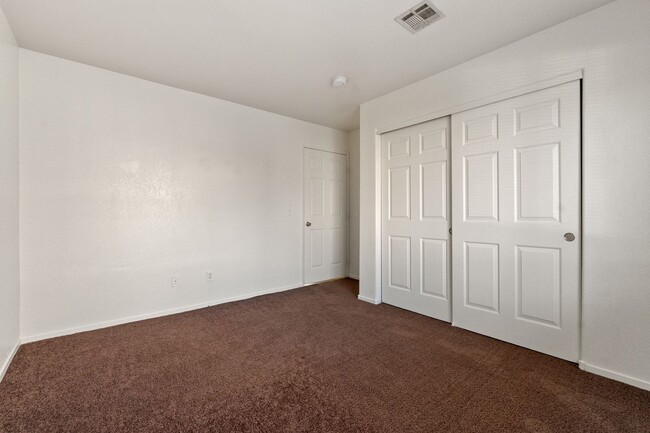 Building Photo - Bright & Open 2 Bed, 2 Bath Condo in Las V...
