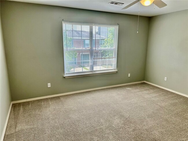 Building Photo - 1460 W Jct St