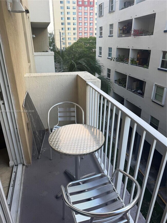 Building Photo - 119 SW 6th Ave