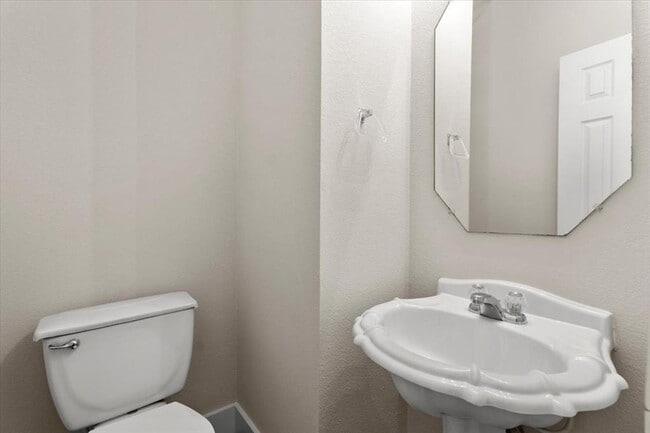 Building Photo - 410 Bandstand Ln