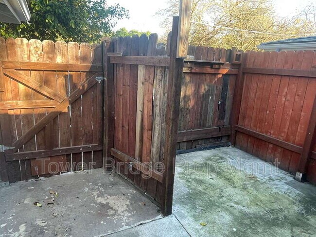 Building Photo - 474 Harding Ave