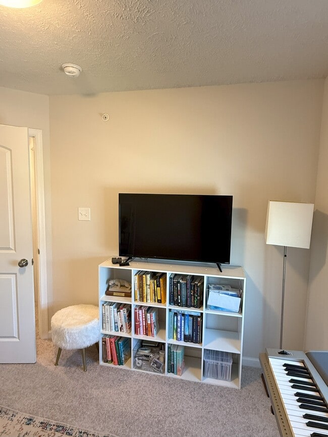 Building Photo - 120 Veery Wy