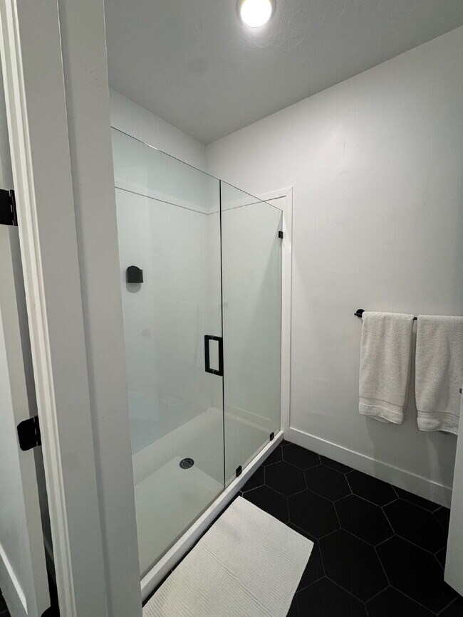 Building Photo - "Spacious 4-Bed Townhouse with Scenic Views & Rooftop Patio in American Fork!"