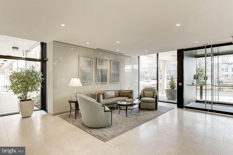 Hyde Park Lobby - 4141 N Henderson Rd