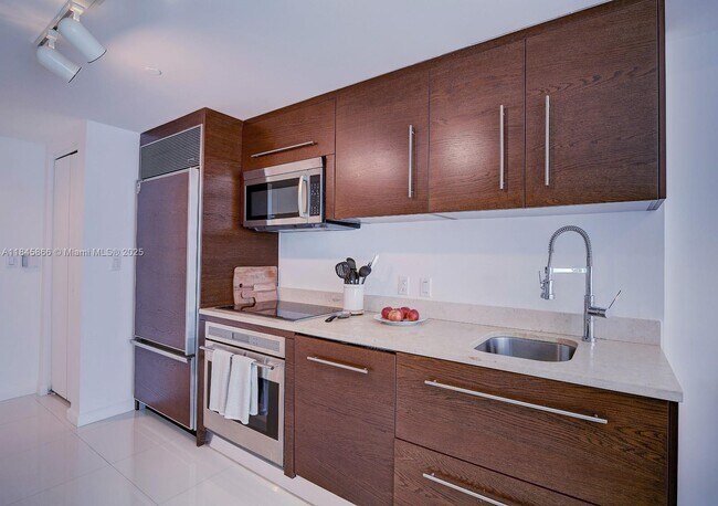 Building Photo - 465 Brickell Ave