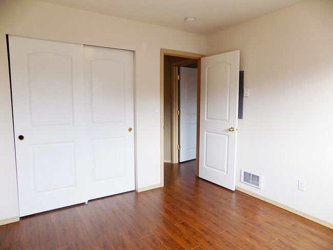 Building Photo - Roomy 2 Bedroom Condo With Washer & Dryer!...