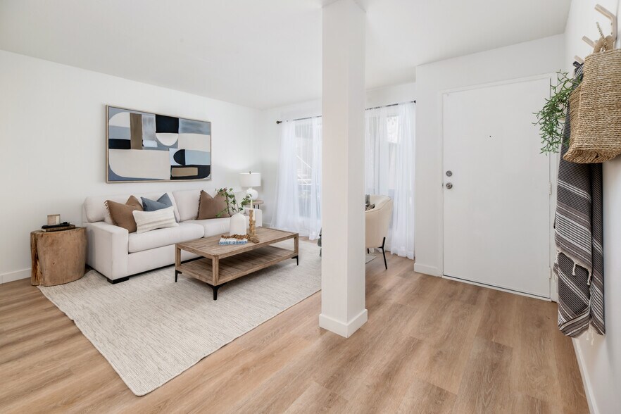 Building Photo - 13754 Mango Dr