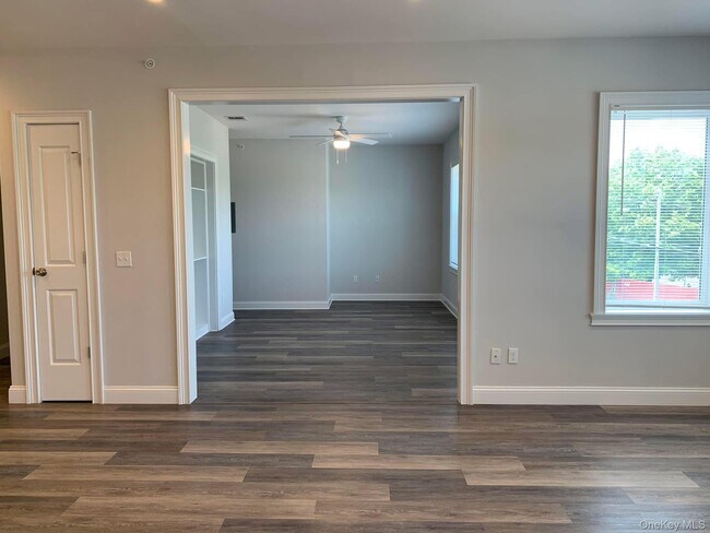Building Photo - 840 Montauk Hwy