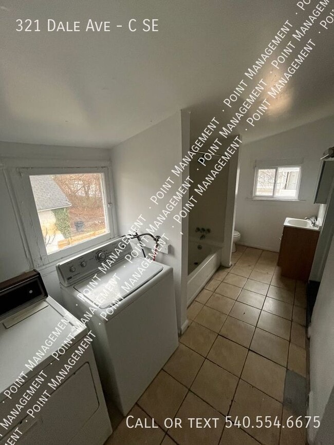 Building Photo - Upstairs 2 Bed 1 Bth Apt Close to Downtown...