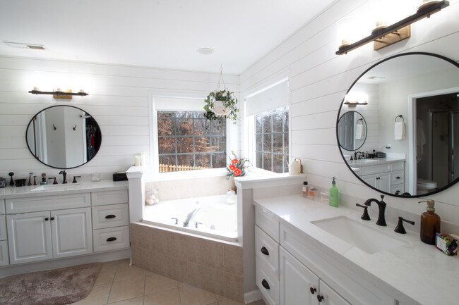 master bathroom - 536 Rolling Valley Ct