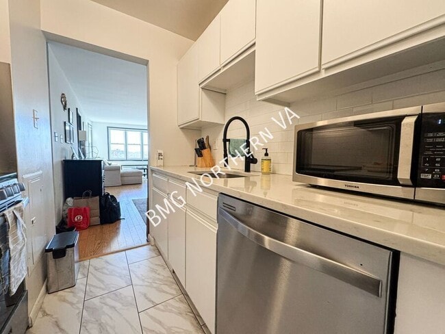 Building Photo - 3217 Wisconsin Ave NW