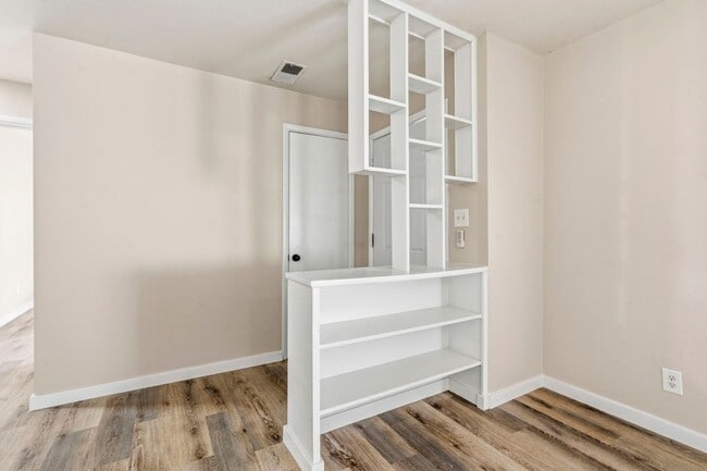 Building Photo - 3 bedroom 1 bath 1 car garage- newly renovated!