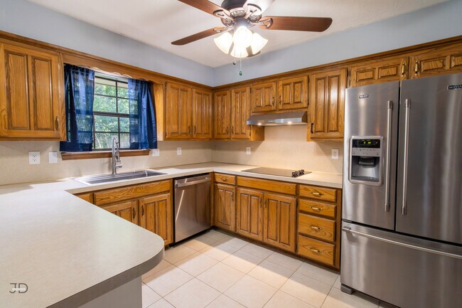 Building Photo - 1535 Primrose Dr