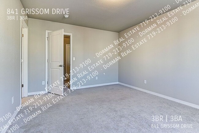 Building Photo - $500 OFF the first month of rent! Single F...