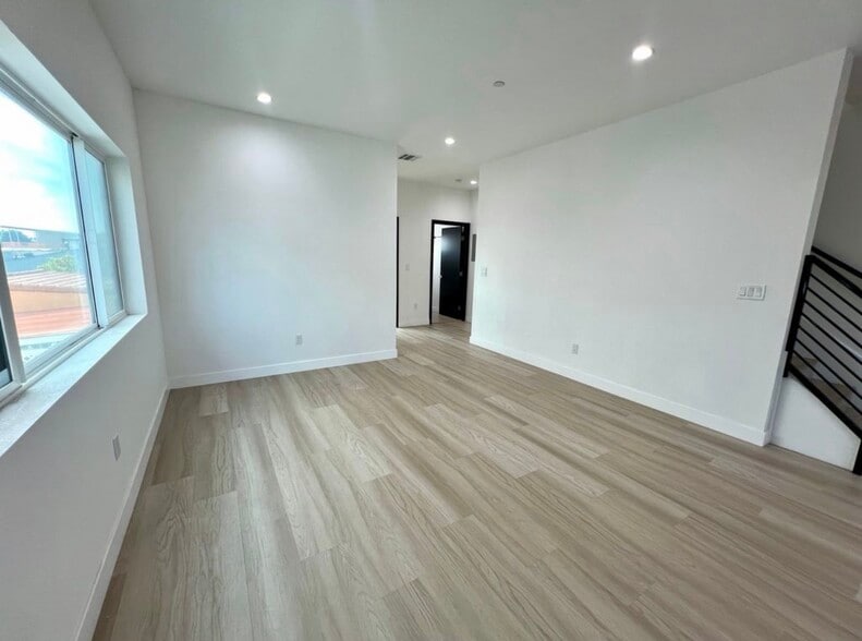 Building Photo - 4900 Lennox Blvd