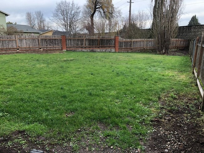 Building Photo - NW Eugene home in cul-de-sac with large yard!