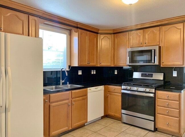 Building Photo - Charming 3 Bedroom Home in Hollister