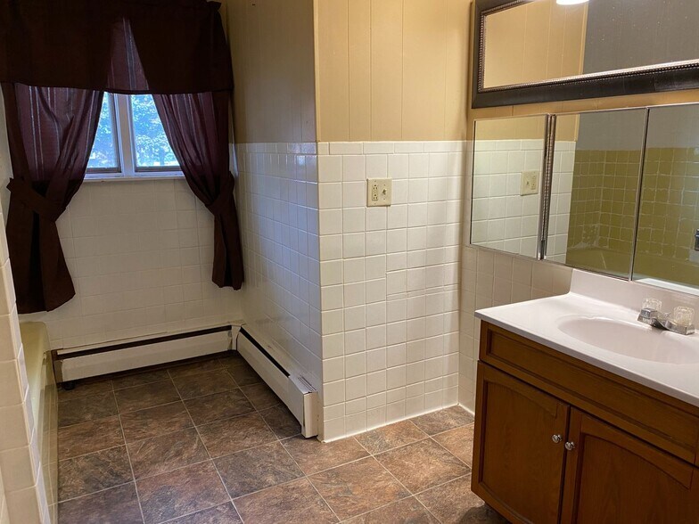 Building Photo - 504 E Main St