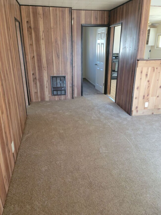 Building Photo - 3 bedroom, 1 bath in town