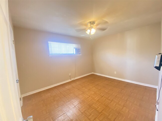 Building Photo - 3024 Elgin St