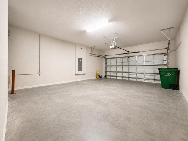 Building Photo - 348 SE Courances Dr