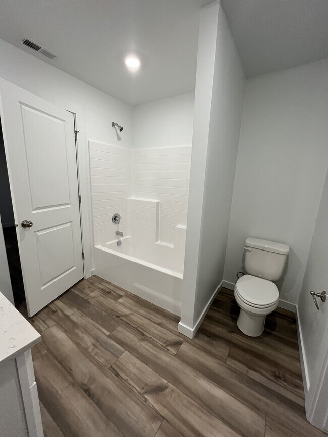 Building Photo - 307 Avalena Ave