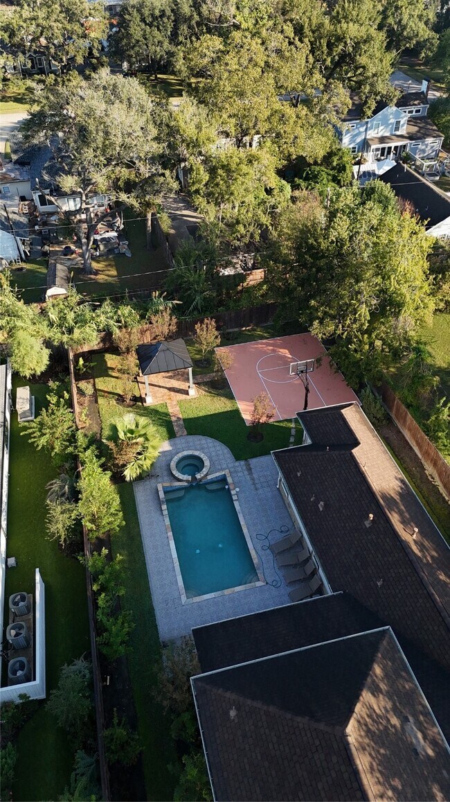 Building Photo - 726 W 30th St