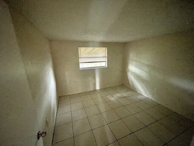 Building Photo - 2/1 Apartment in New Port Richey