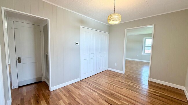 Building Photo - Spacious Updated 5BR Home with Flexible Living Options