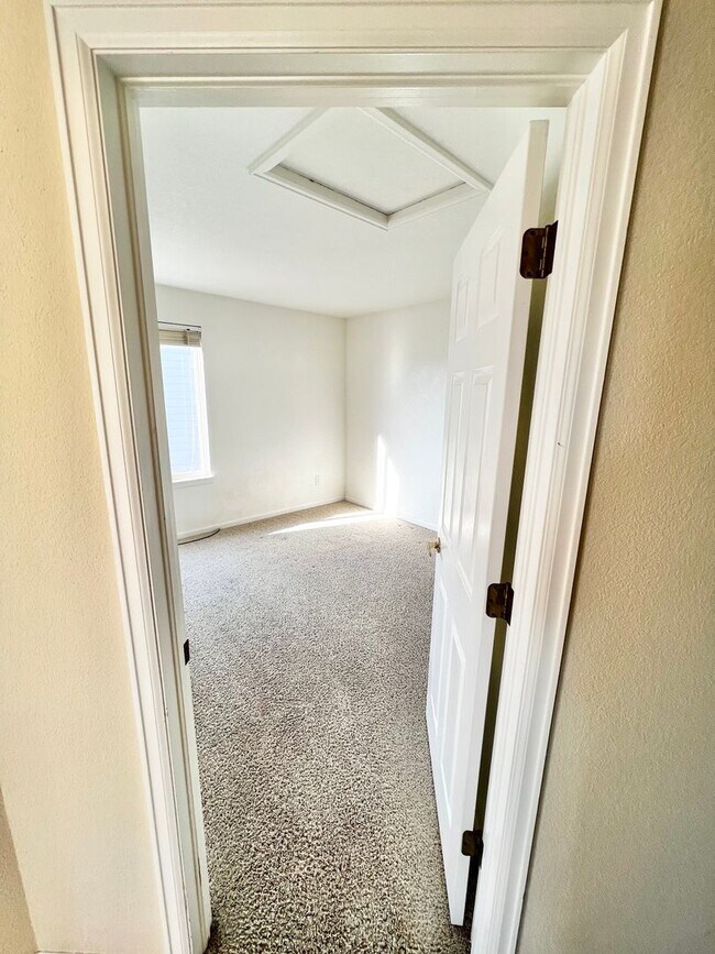 Building Photo - 4 bed, 3 bath Home in Huntington Hills Nei...