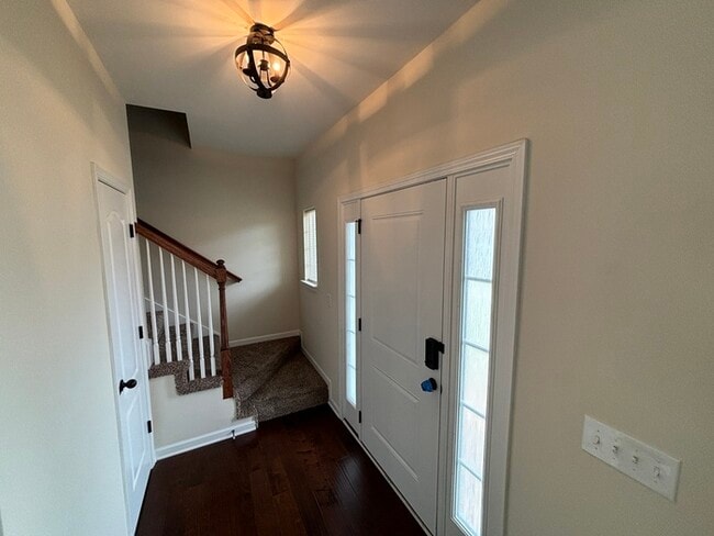 Building Photo - White House townhome available with 1 car ...