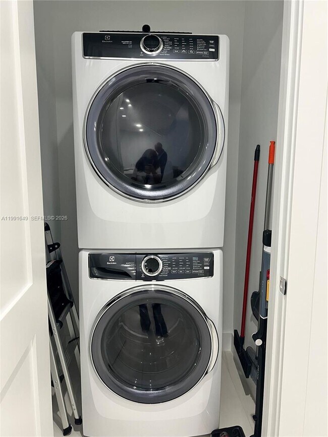 Building Photo - 153 N Seabreeze Blvd