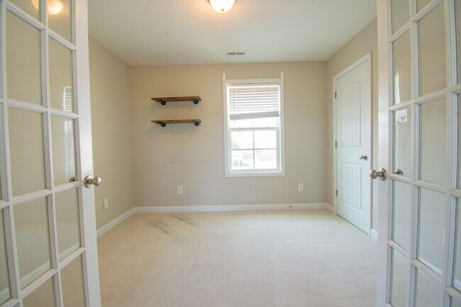 Building Photo - Available July 1! 4 Bedroom 2.5 Bathroom