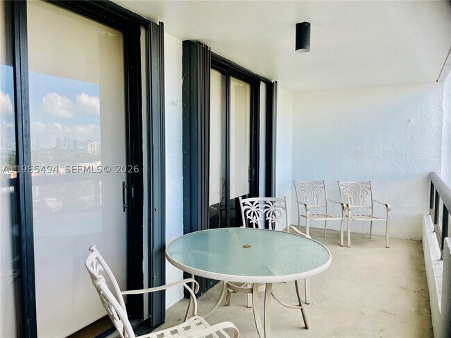 Building Photo - 2555 Collins Ave