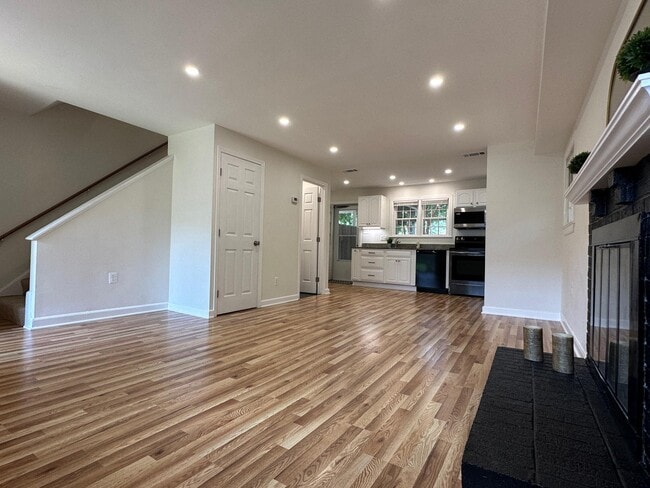 Building Photo - 411 Hampton Ct