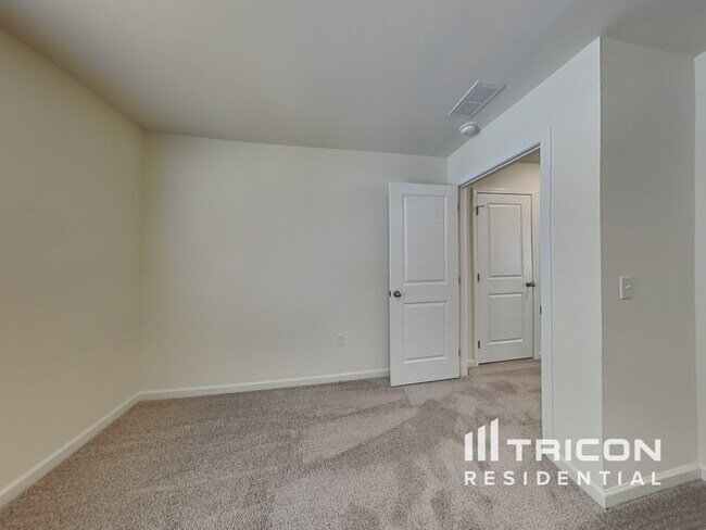 Building Photo - 1056 Large Poppy Dr