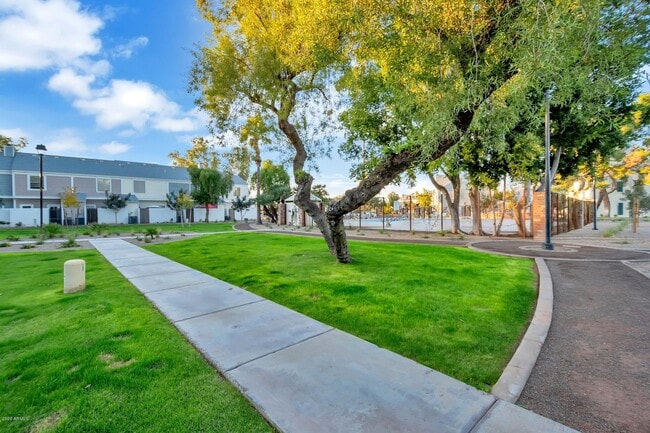 Building Photo - 1600 N Saba St